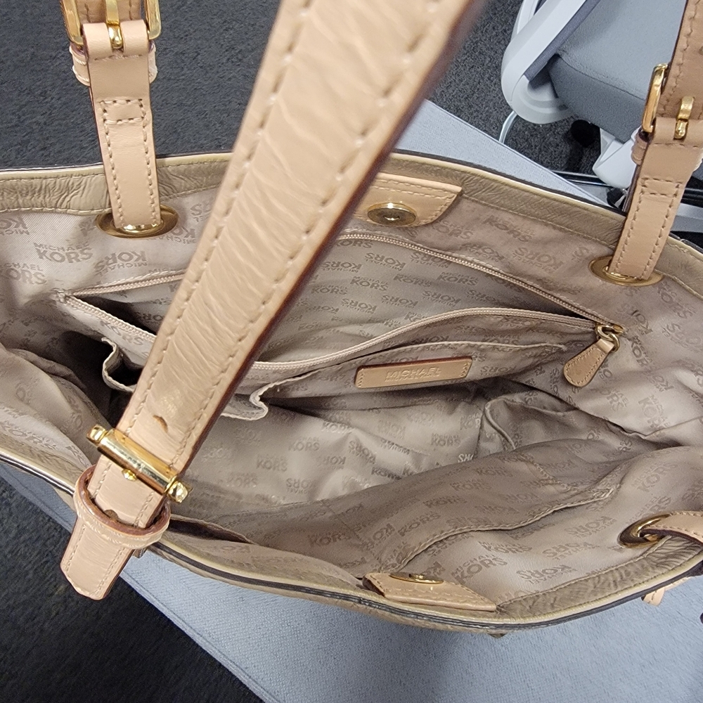 Michael Kors Jet Set Patent Leather Bag - Picture 8 of 9